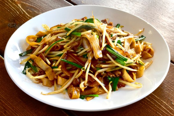 Hong Kong-style stir-fried beef chow fun（乾炒牛河）