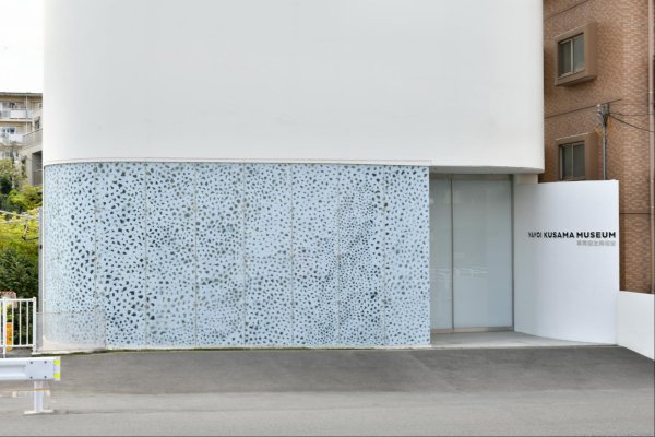 Exterior of the Yayoi Kusama Museum©YAYOI KUSAMA 
