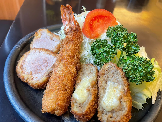 にいむらミックス（チーズ入りメンチ・ひれ・海老盛合せ）