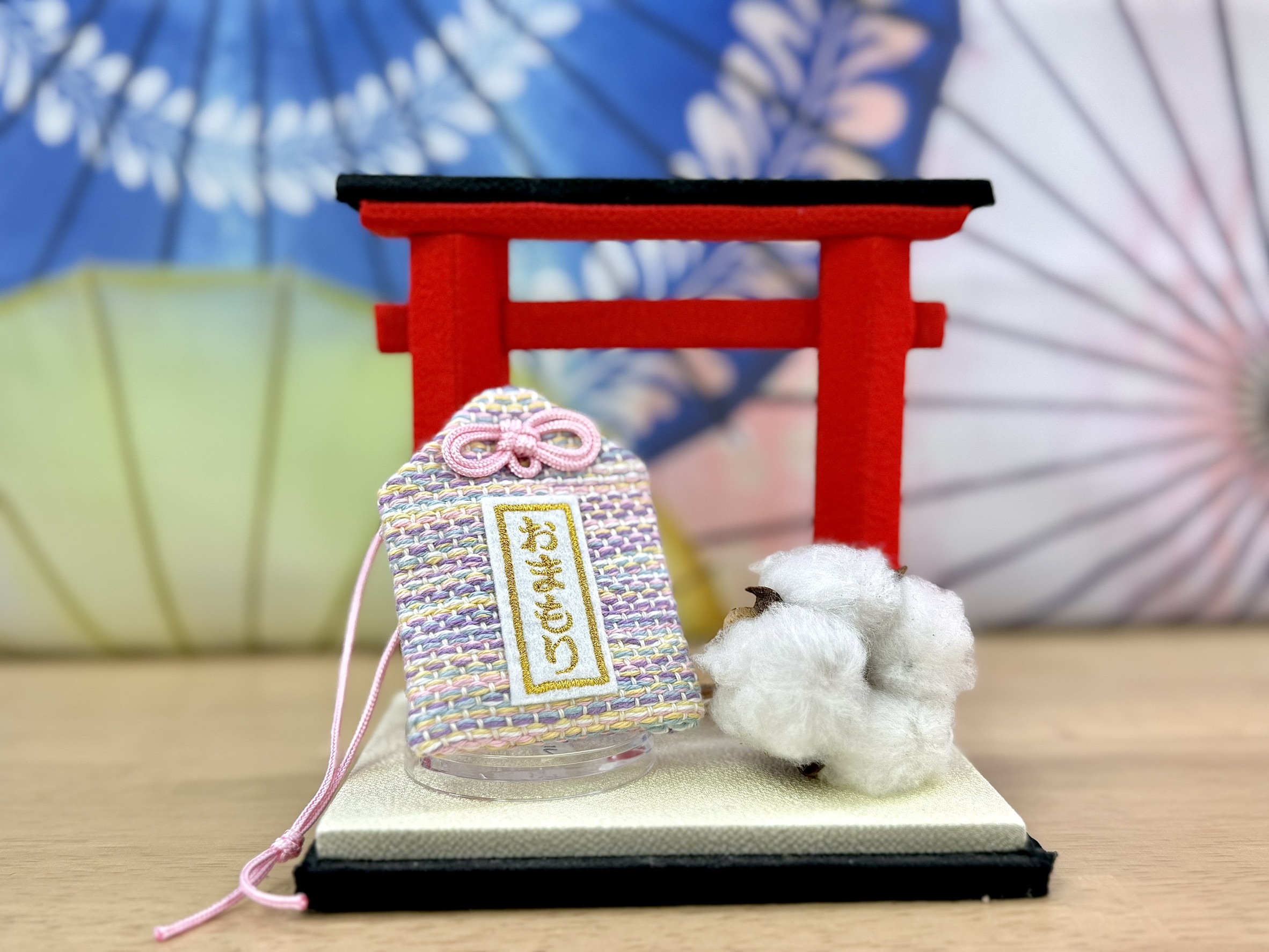 手仕事の道具と色とりどりの素材